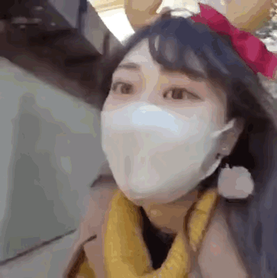 图一：为了接近那些鹿，妹子不得不装扮上角去吸引它们。
图二：国外的吃货小姐姐，看