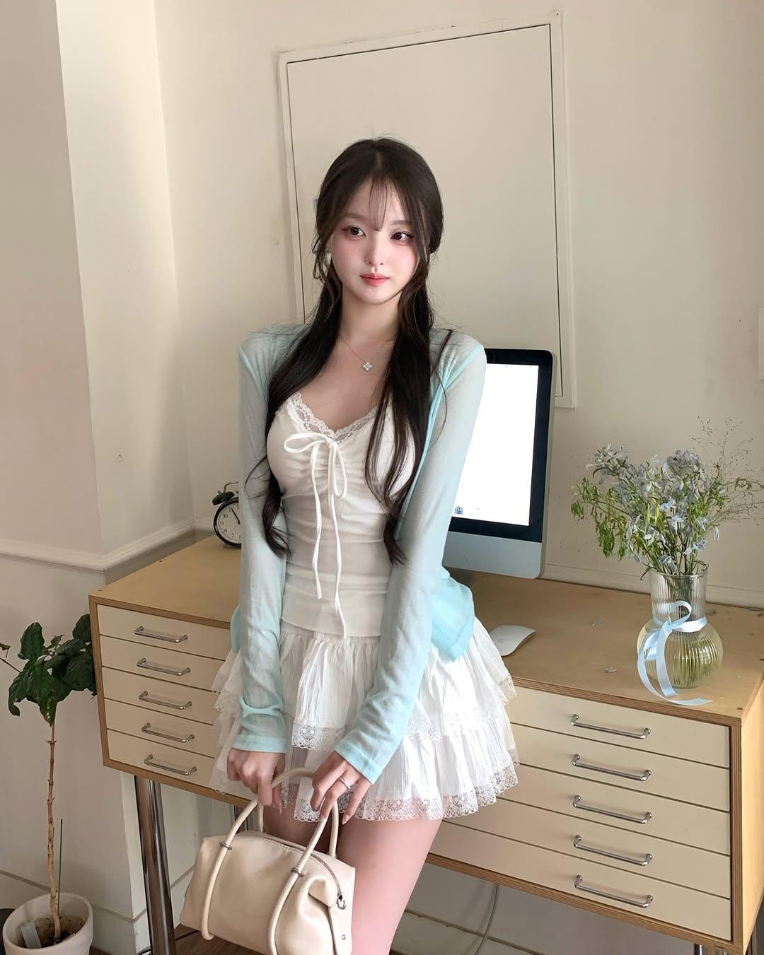 奶白蕾丝吊带+蛋糕裙，又甜又嗲
外搭一件浅蓝开衫，温柔又带点清冷感
谁穿谁是韩系