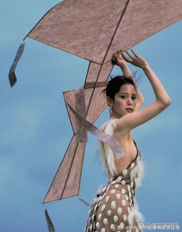 欧阳娜娜终于长大了，之前看还是个孩子。现在终于褪去稚气，开始变得性感成熟了。 