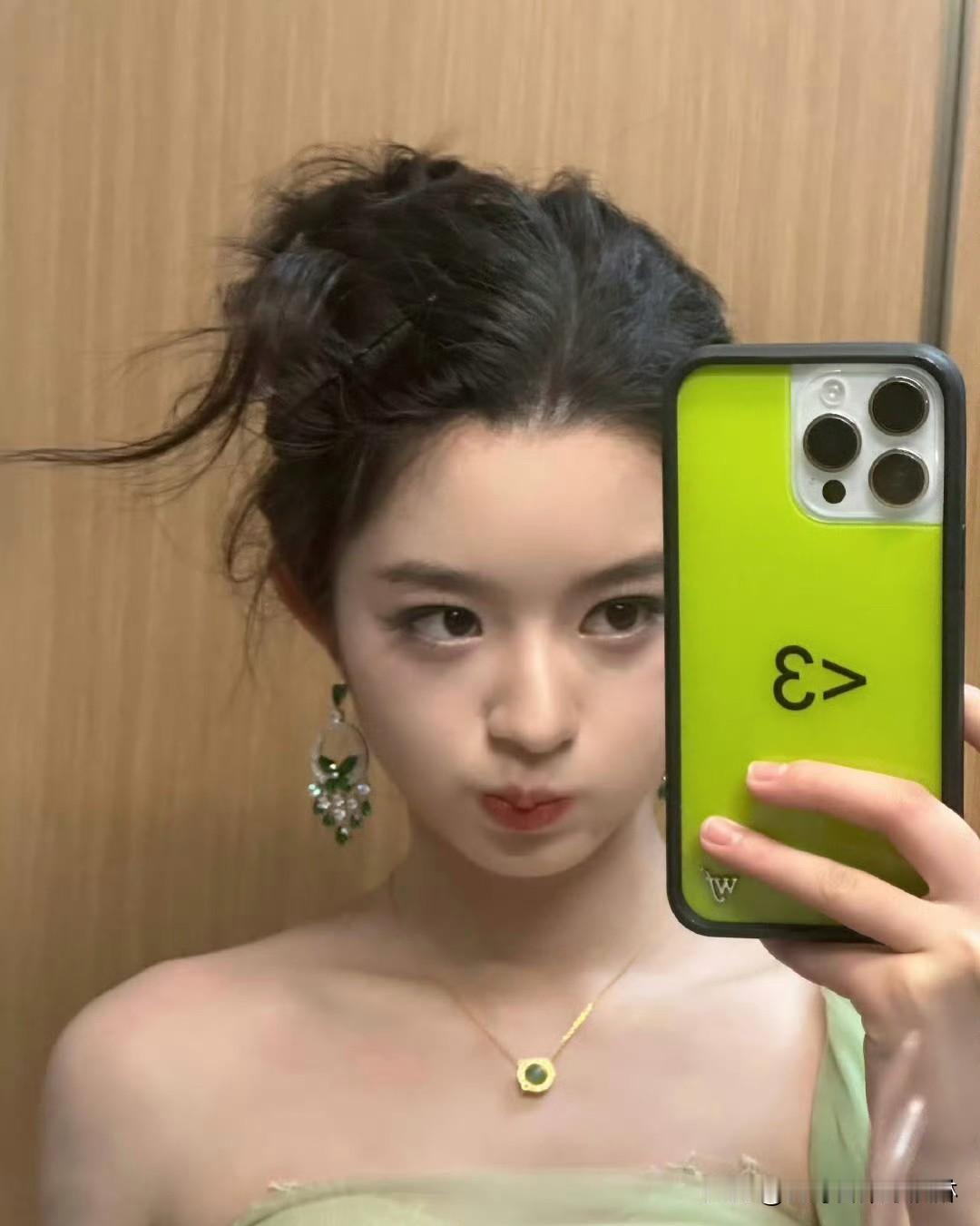 明星子女总是容易做出这种坑爹的事[笑哭]
但是调查的事情里，只有违法生二胎和违规