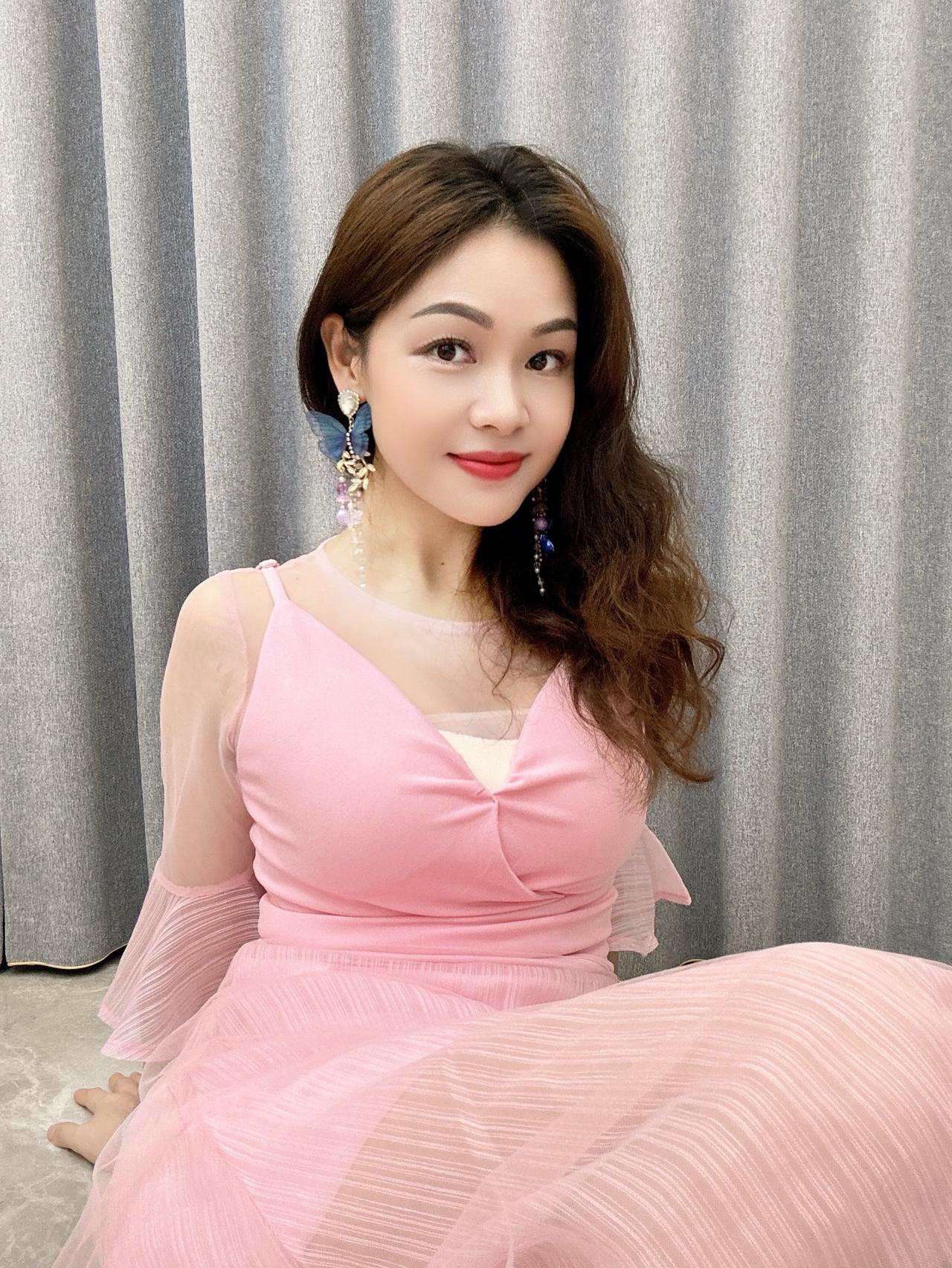 微笑的眼睛才能看见美丽的风景，简单的心境才能拥有快乐的心情，保持一颗年轻的心，做