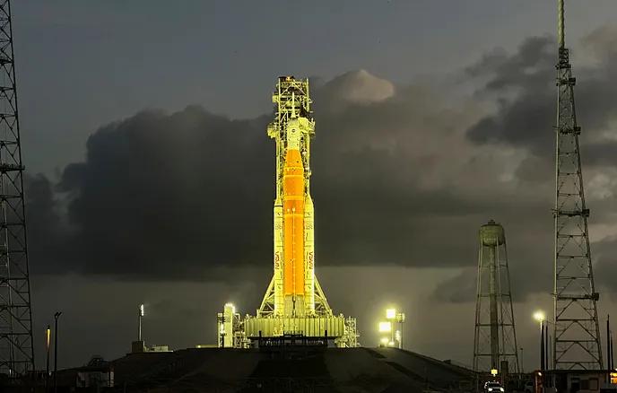 美国国家航空航天局将载有宇航员的“猎户座”飞船送往月球，任务为期10天
 
塔斯