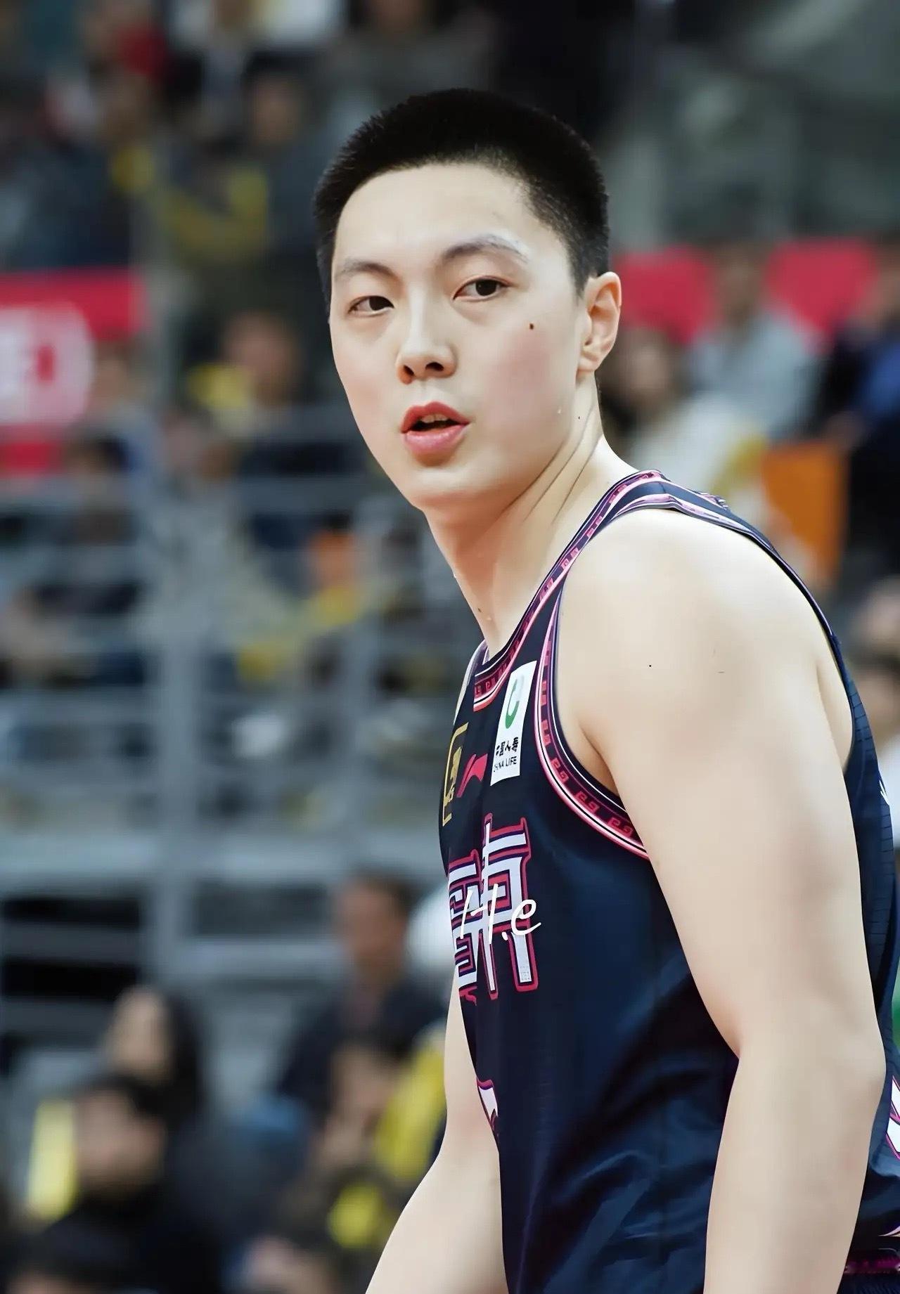 CBA新赛季，广东男篮19人大名单：01 王洪泽 18岁 4号位02 杨、溢 1