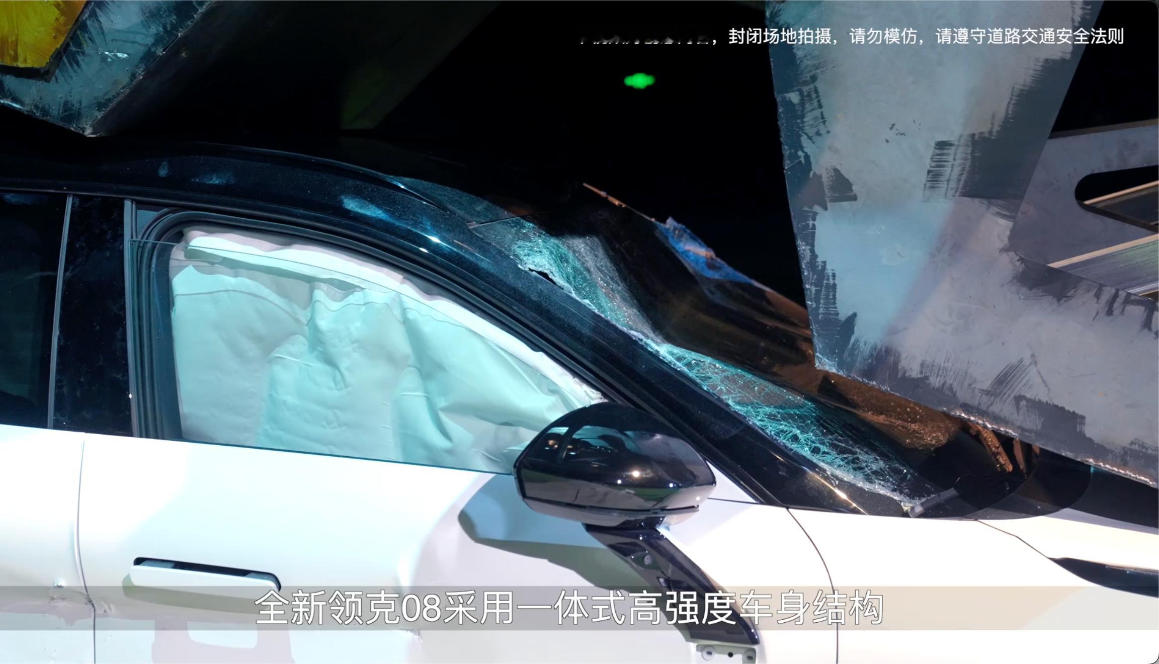 世界杯期间看到个挺有意思的测试，领克08 EM-P被一条20米高、6吨重的巨型机