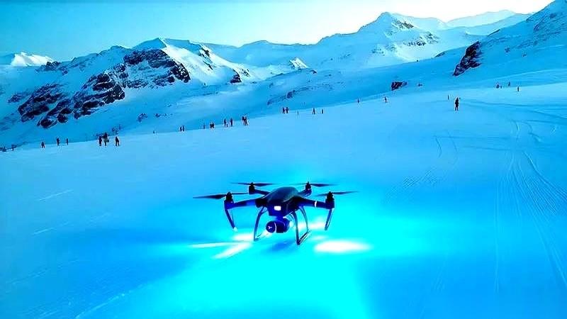 简直不敢想那个画面。
天上全是无人机，密密麻麻跟蜘蛛网似的，然后为了干掉对方，直