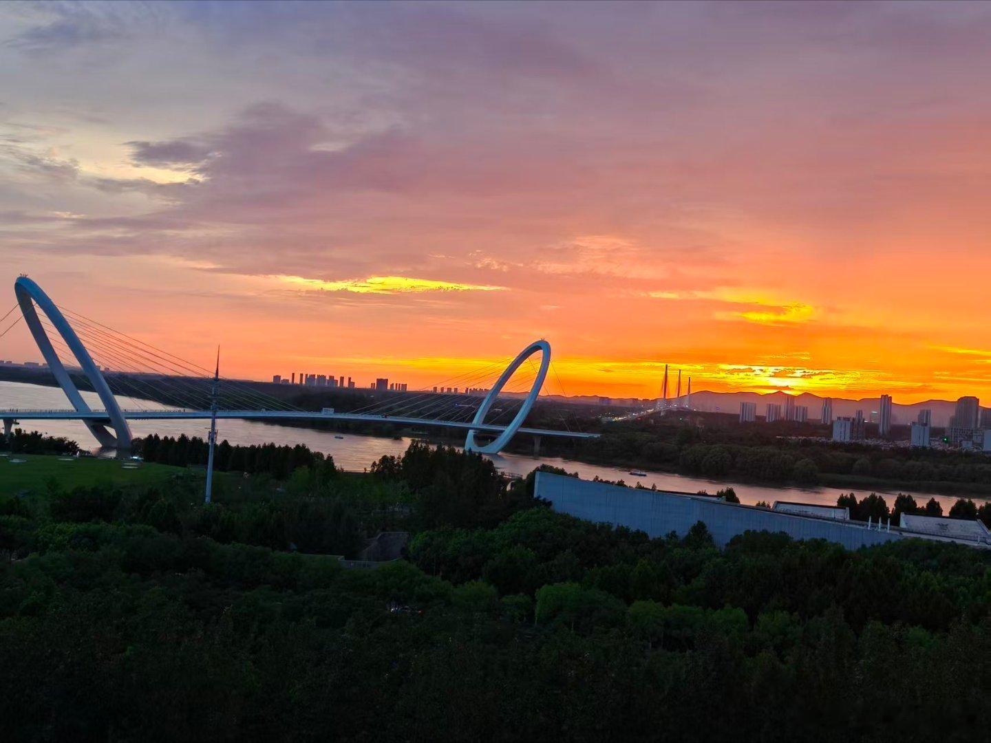 南京夏天的晚霞，已经成为一景… 