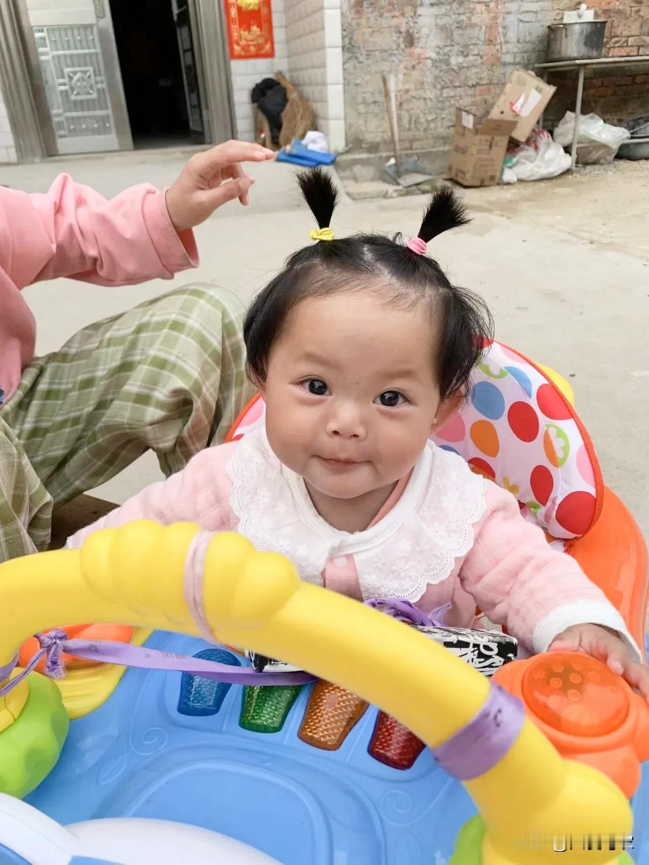 八个月的小芊妤可以扎辫子了[耶]