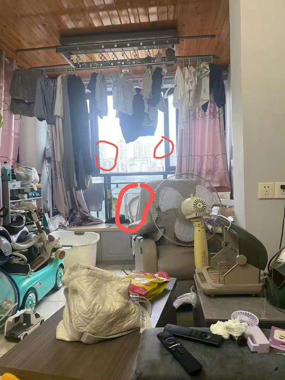 这就是重庆2岁幼童坠楼的事发家里实拍照片，看到这张照片似乎更能感受到出事前家里的