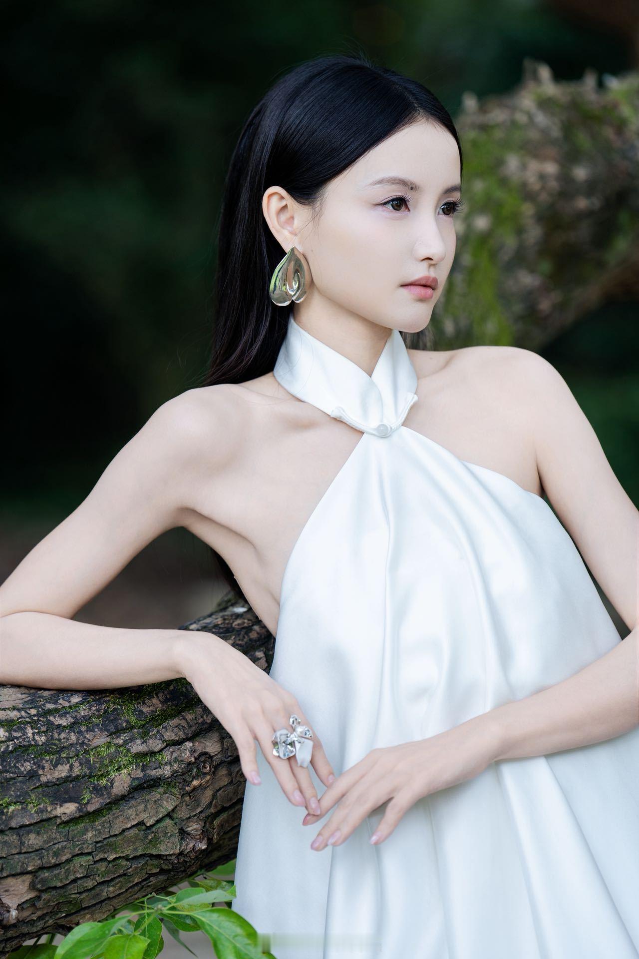 风格无界，反差有料！林小宅看秀look一黑一白惊艳全场，白裙勾勒东方诗意，黑色系