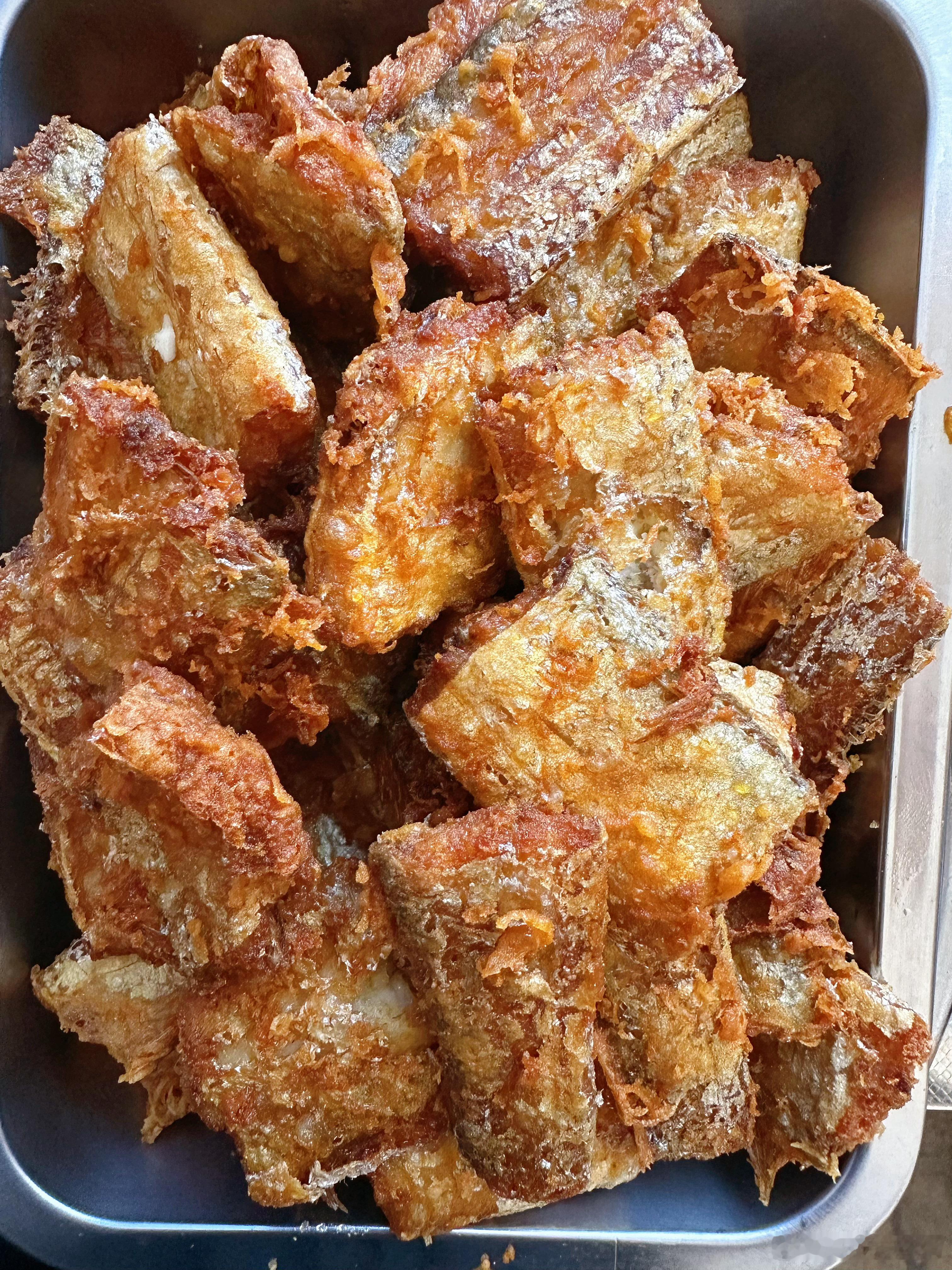 渤海湾的带鱼，我一说大家都懂的。大哥拿出库存的带鱼，先油炸，一会儿做回锅带鱼。随