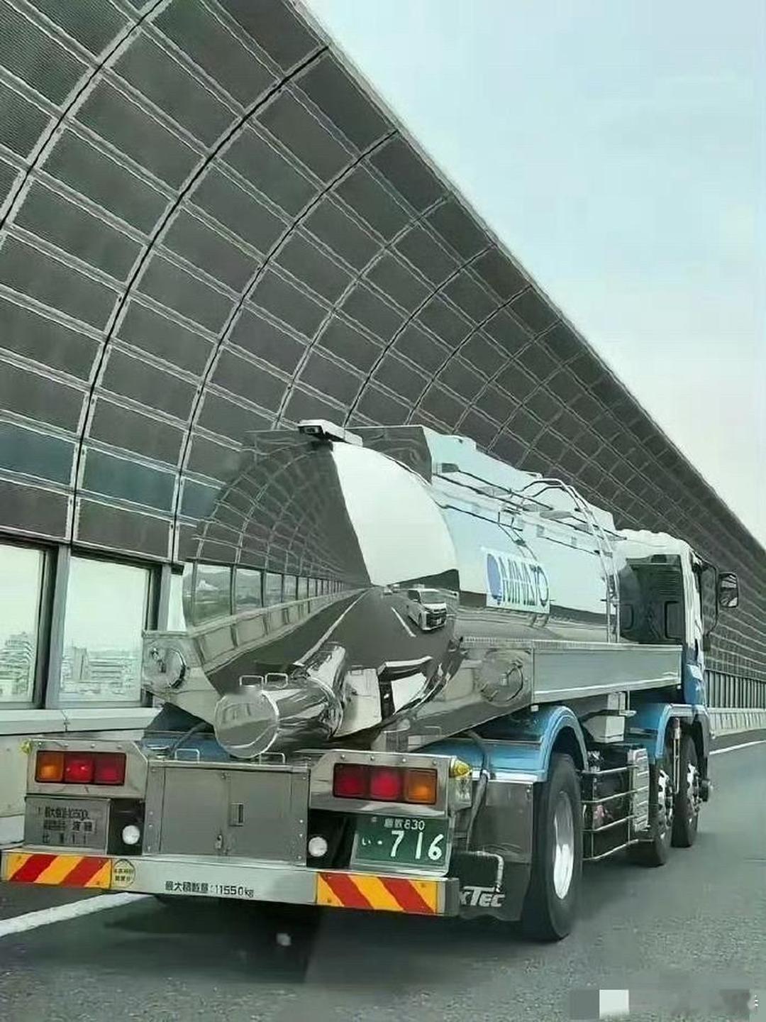 日本的食用油罐车，看起来就感觉就好变态 