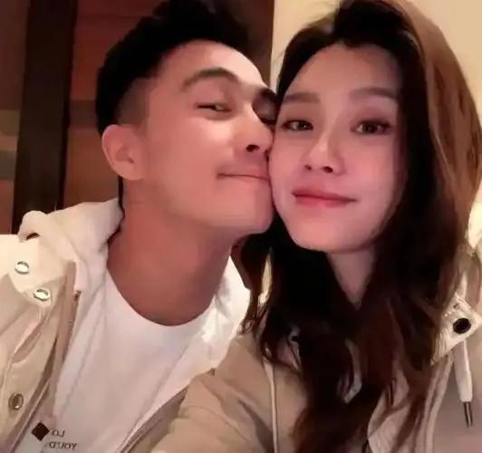 2025年8月10日晚，谢霆锋杭州演唱会现场，奚梦瑶晒出与偶像谢霆锋的合照，配文