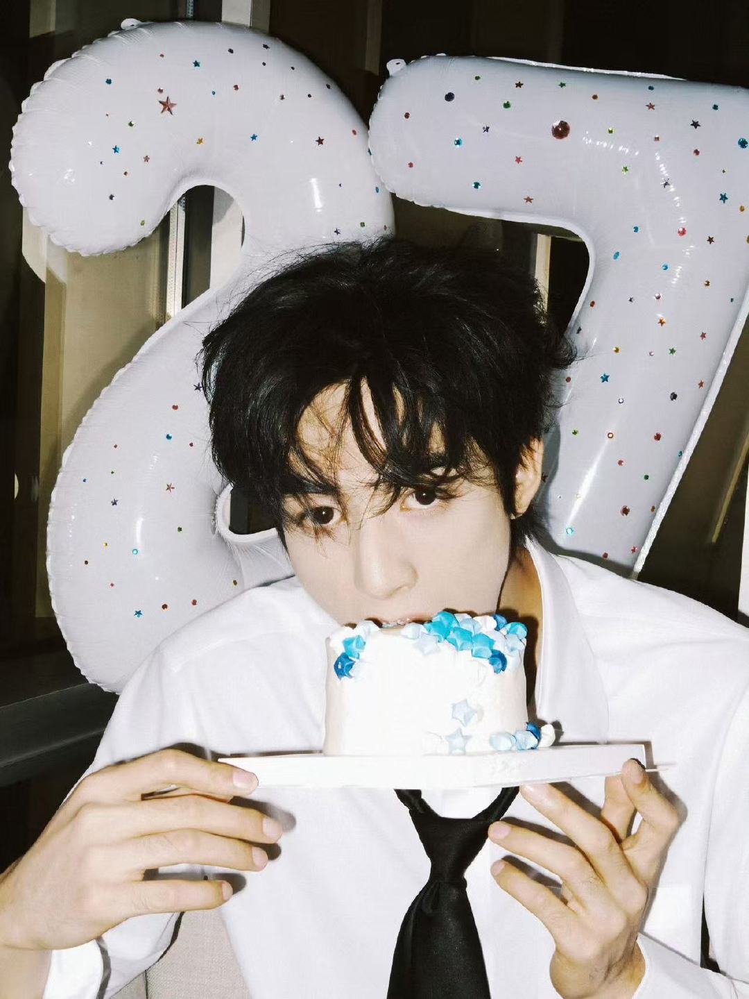 宋威龙白衬衫大片宋威龙白衬衫黑领带哇趣！和白衬衫最是配的人出现了！！！ 