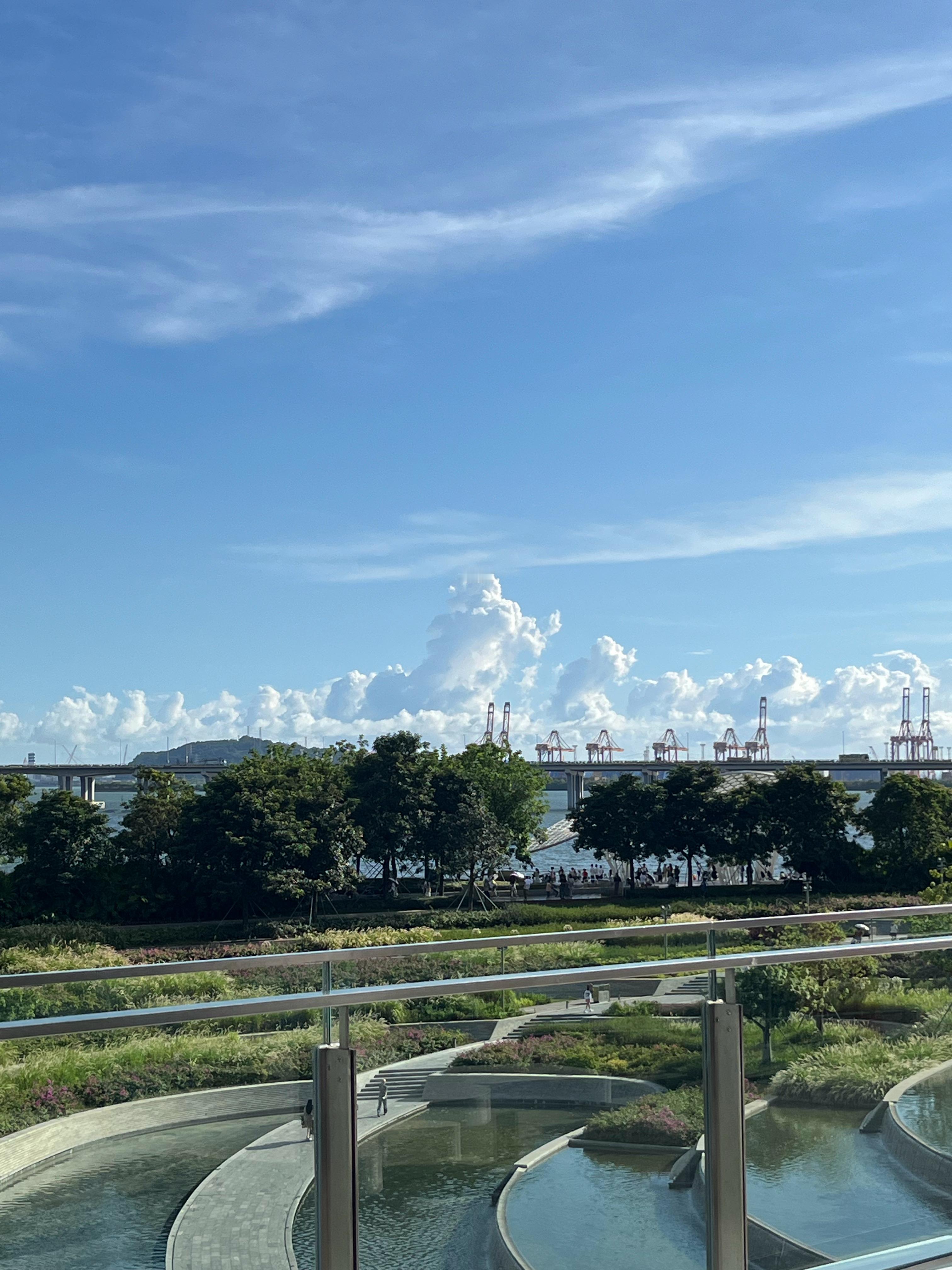 今天来逛了港湾走了一下，第一次来人也太多了，在海边吹吹风，就是恨自己今天没带 X