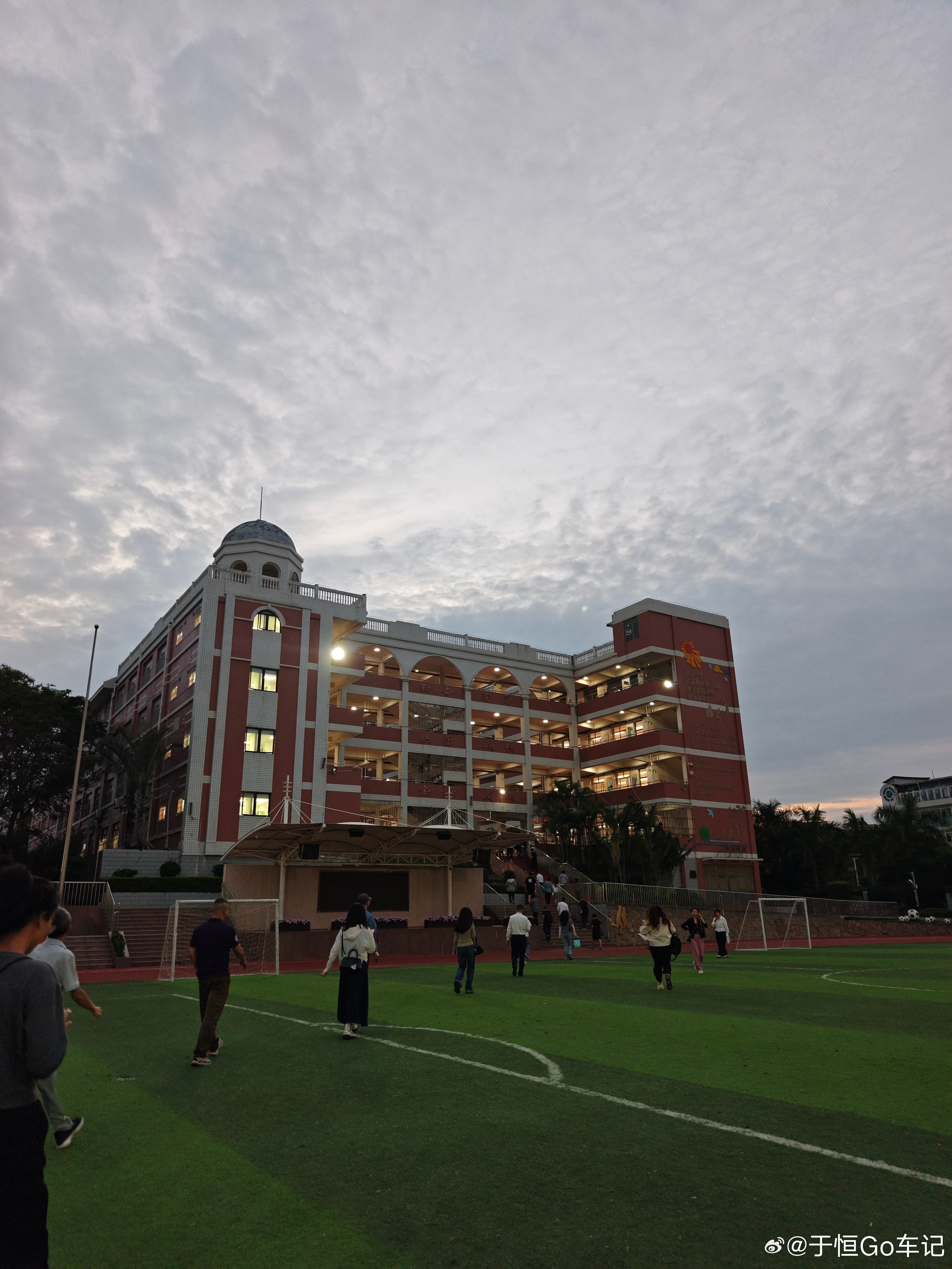 这两天忙到基本没空吃饭晚上还来学校开家长会老妈给打包了馒头和一些菜，看起来是不是