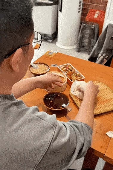 看来一个包子真的可以管饱。
这个真不骗人。