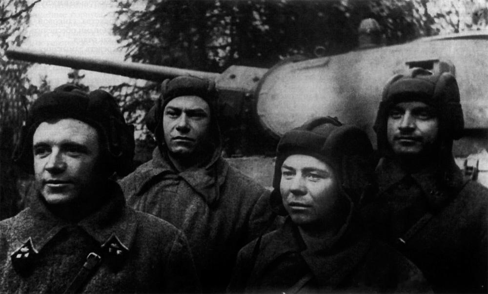 1941年10月苏军坦克王牌拉夫里年科（最左面）T-34车组Дмитрий Фё