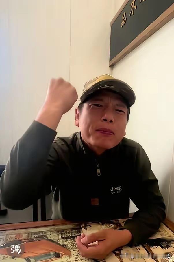 无人机的大哥说：别把我抬的太高！
丁一找到了多亏这位这位好心人，带着无人摄像飞机