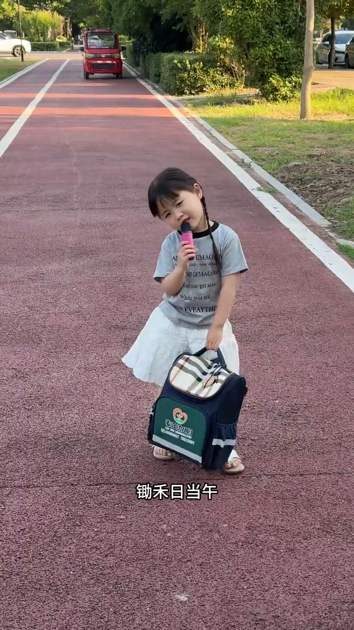 锄禾日当午，上课好辛苦。一本小破书，一坐一上午。
