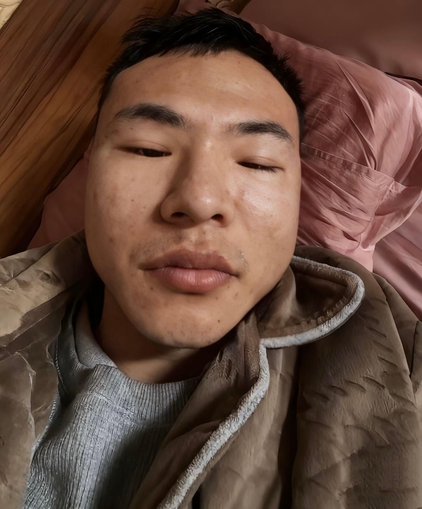 户晨风在被封之后失去经济来源，情绪失落的自拍照。 ​​​