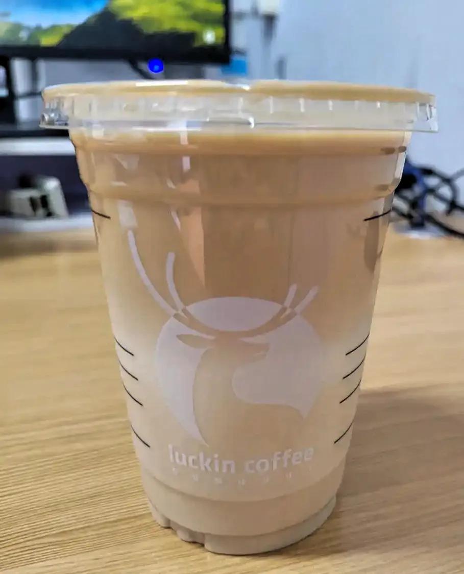 消费降级了，年轻人的咖啡并没有降低
咖啡好像成为年轻人的一种时尚象征，每天早上来