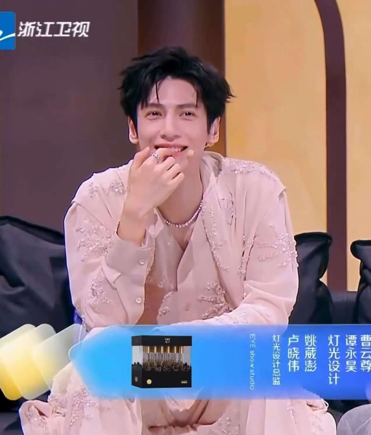 真的是近期最喜欢的造型没有之一了……怎么会这么美丽😭😭😭眼睛亮晶晶的，衣服