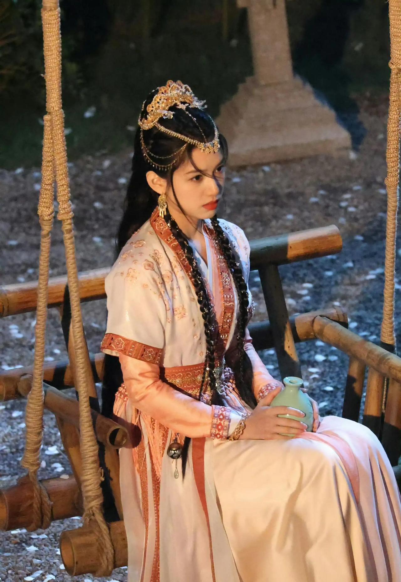 张婧仪缇兰公主生图，这也太美了吧，头顶珠链的异域美人，你爱了吗？