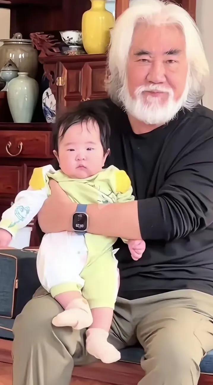 将来，这小丫头能是个人物，虽说保姆把她的小手烫的惨不忍睹，但这也许是她人生中的造