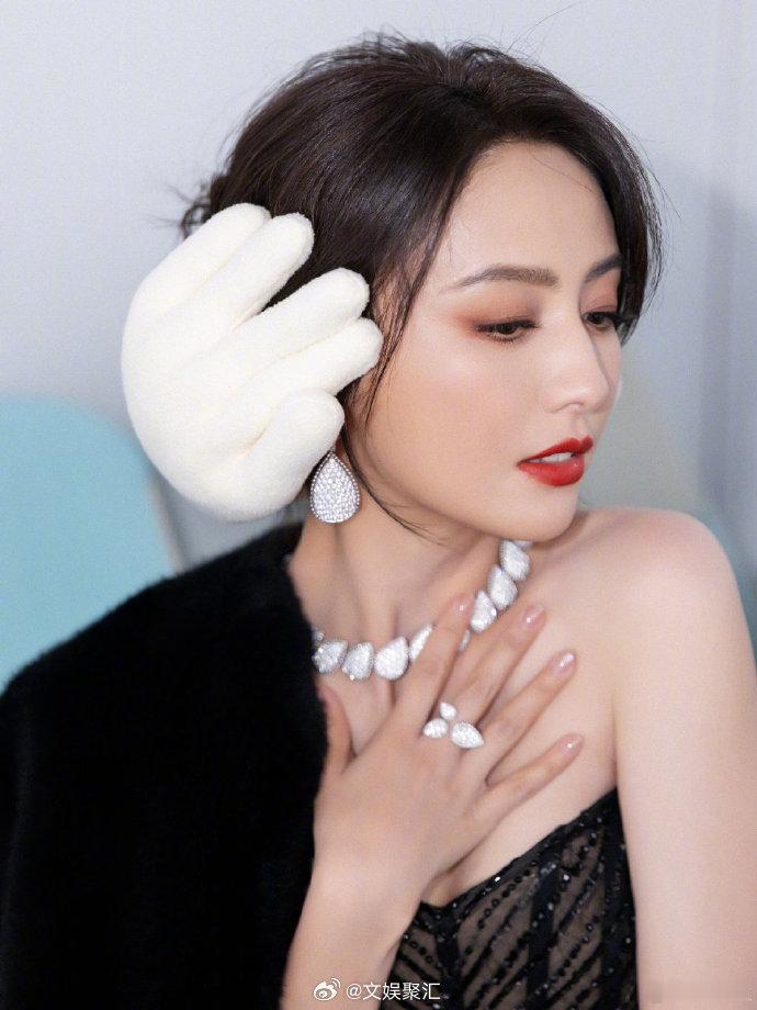 佟丽娅 吴磊的礼物让心和耳朵变暖  佟丽娅和吴磊的互动，总是能在不经意间打动人心