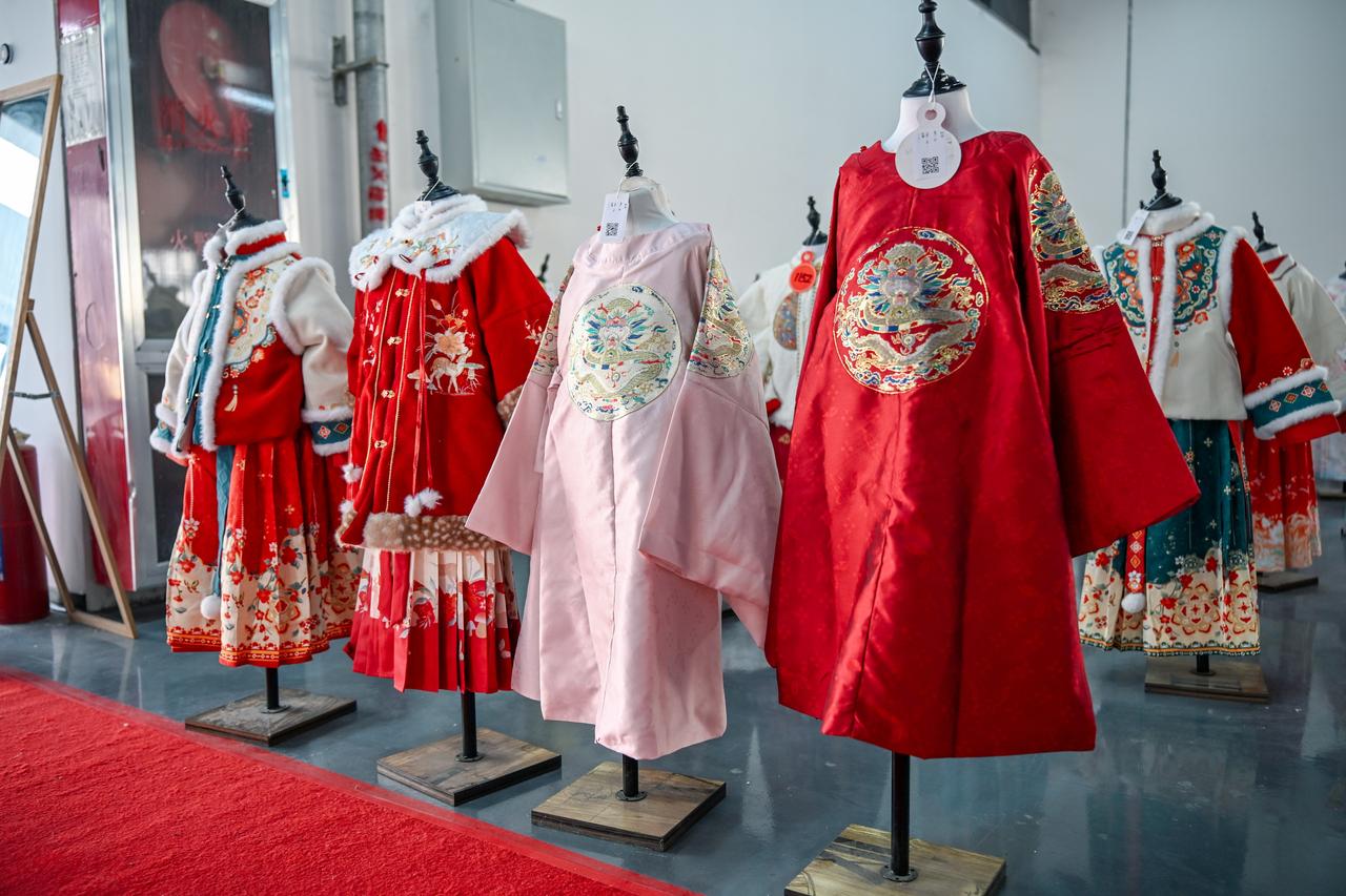 曹县不是地理名词，是汉服宇宙的坐标原点。
这里没有“穿越”——因为汉服从未离开。