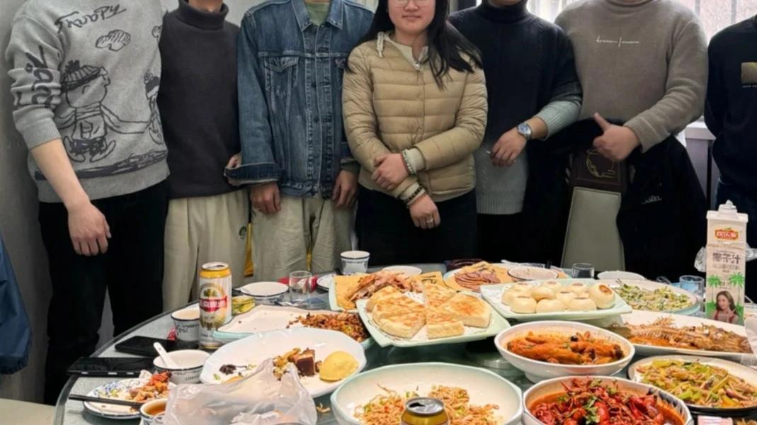 出乎意料！2天前，山东18位多年未见的同学，在喜来登酒店聚会，大家衣着光鲜，而当