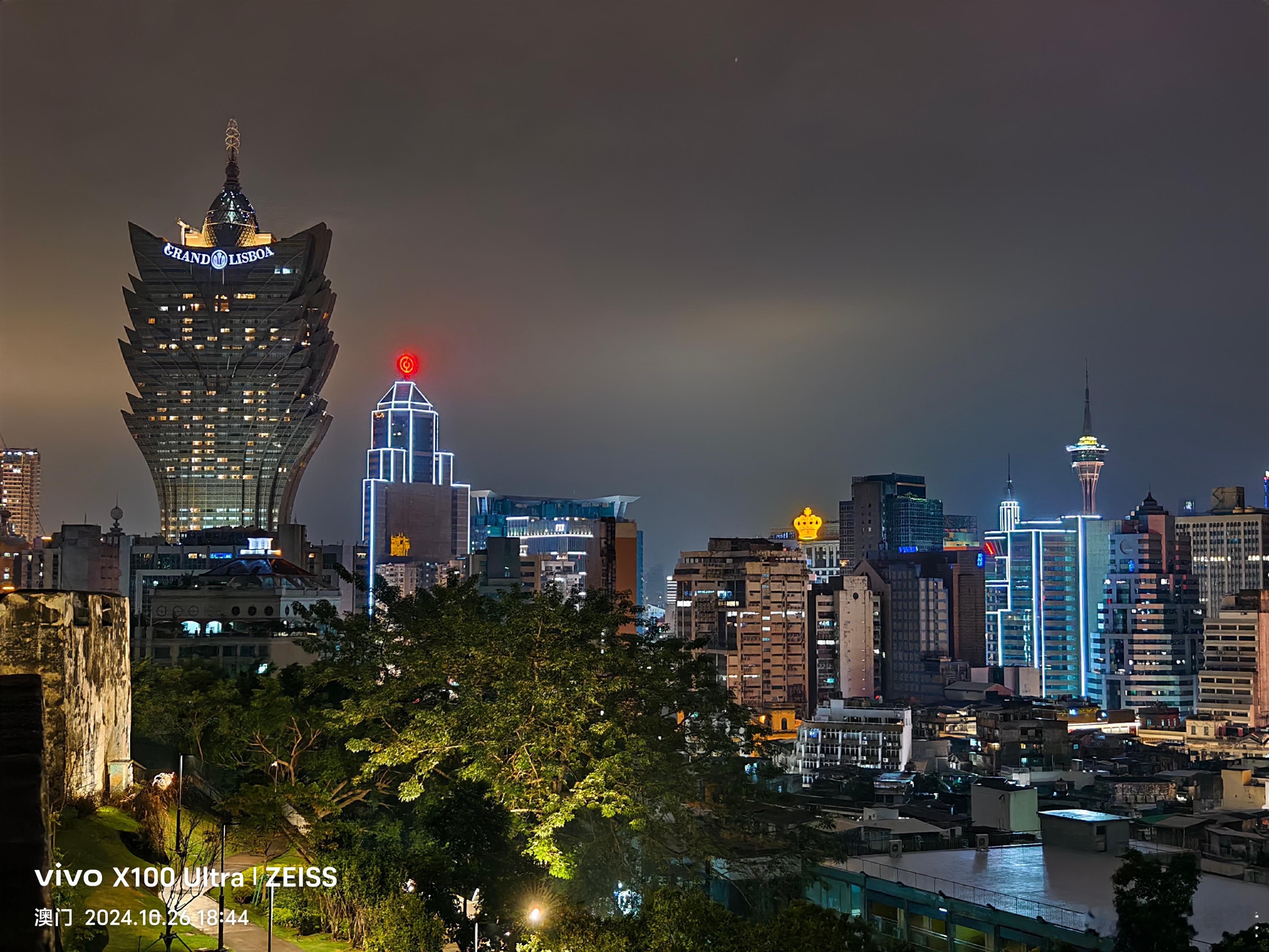 澳门，夜游大炮台公园。阴雨天抵达澳门，傍晚步行至大炮台公园。细雨霏霏丝如缕，轻轻