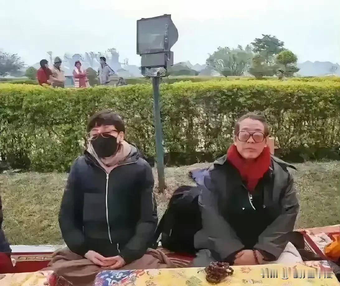 11月2日深夜，李连杰、利智夫妇最新照片，让人惊呆了！

有网友好奇，李连杰这被