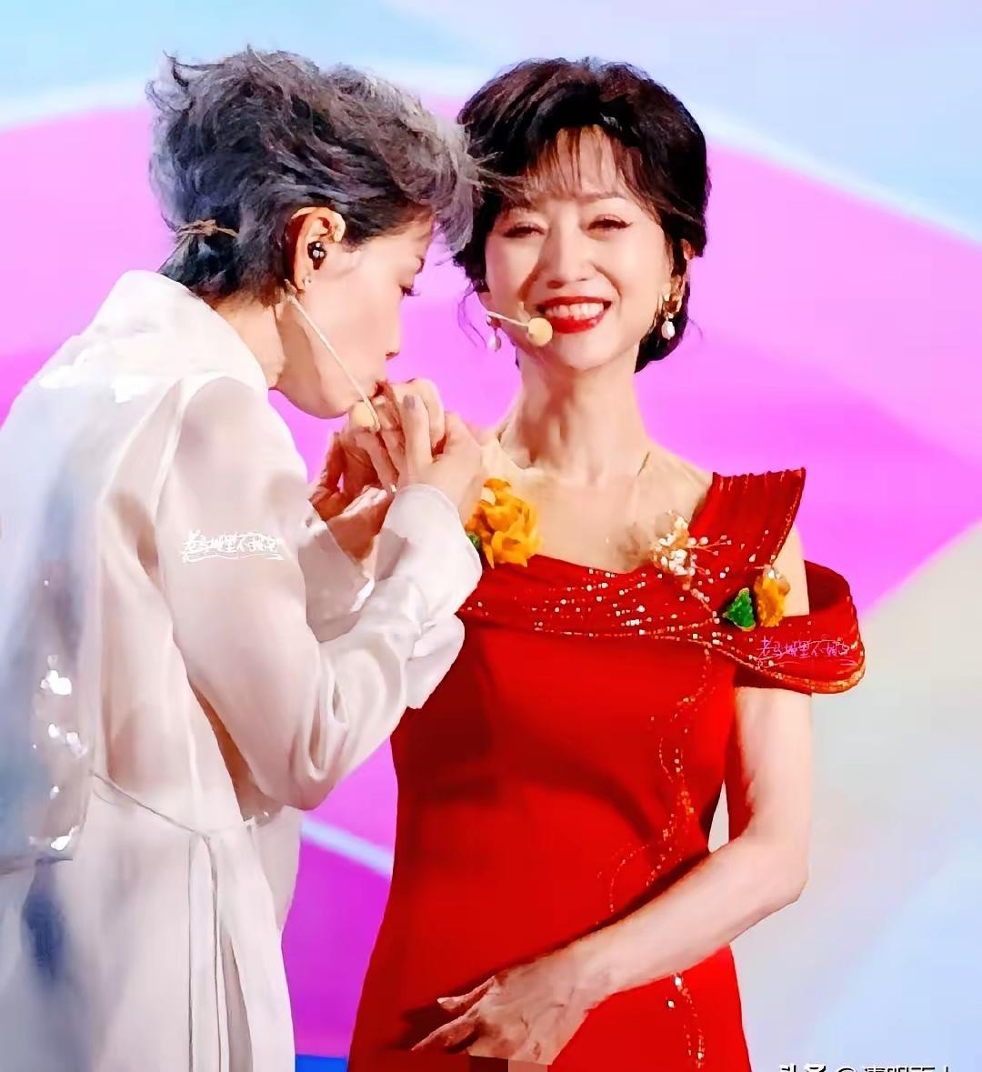 原来成都巡演还闹了这么一出儿，
怪不得，
叶童要退出了不能这么玩啊。
两人年龄加