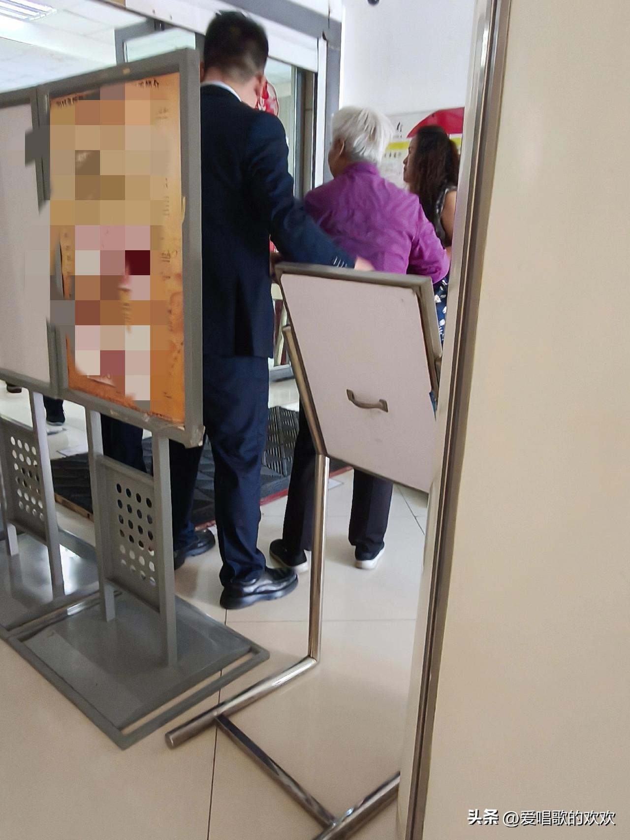 我是乌鲁木齐人，73年属牛的，今年53岁。

今天早上，大概11：00多，我正在