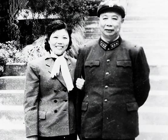 开国上将陈士榘与范淑琴：烽火结发，半生聚散。1941年的山东鲁南抗日根据地，硝烟