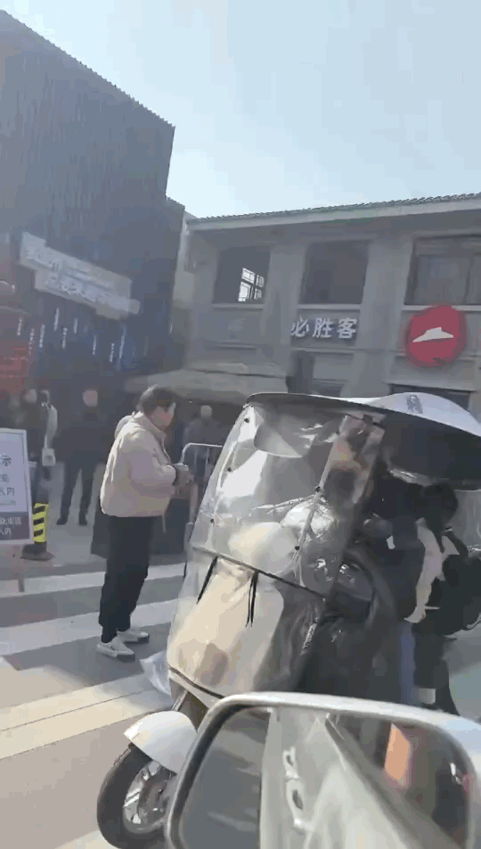 官方回应保安拽倒女商贩 近日，浙江温州寺前街，疑似保安与摊贩发生冲突，男保安一把