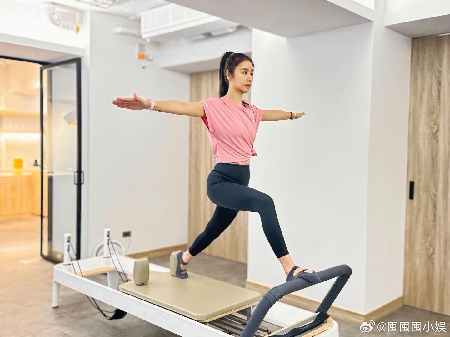 林心如50岁身材50岁林心如身材林心如练瑜伽，核心稳得一批，肌肉线条也太好看了吧