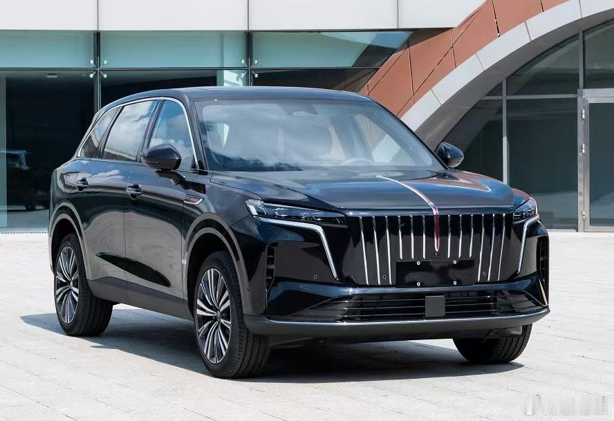 红旗HS6 PHEV定位中大型SUV，车长4925mm，轴距2925mm，采用1