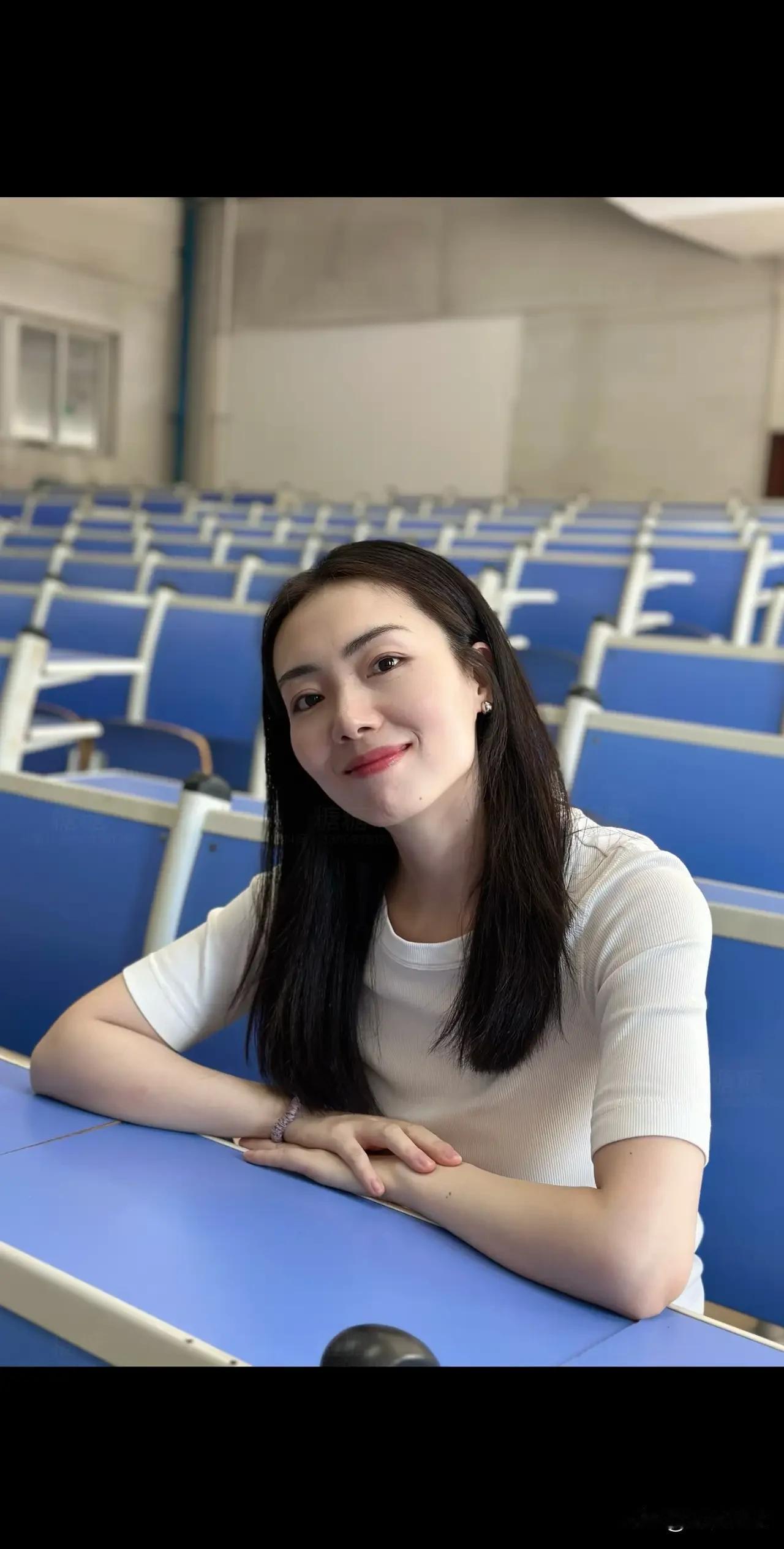 提前到教室了，等学生[爱慕]一眼沦陷的神级美图