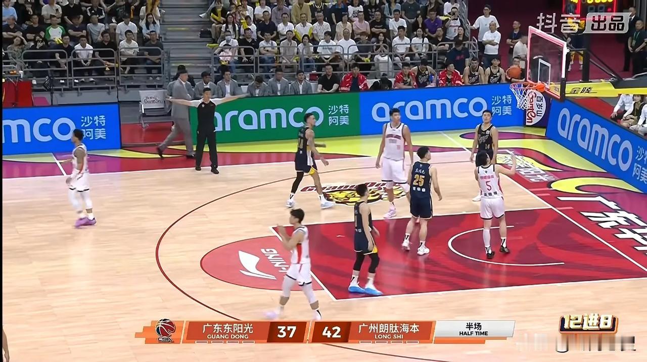 虽然附加赛首场比赛只打完半节，但杜锋已被啪啪打脸，主场作战的东莞宏远半场不但落后