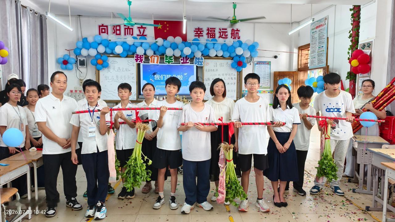 长安镇中心小学六（7）班毕业了，举行束脩之礼。 六年级毕业典礼 毕业啦感谢老师的