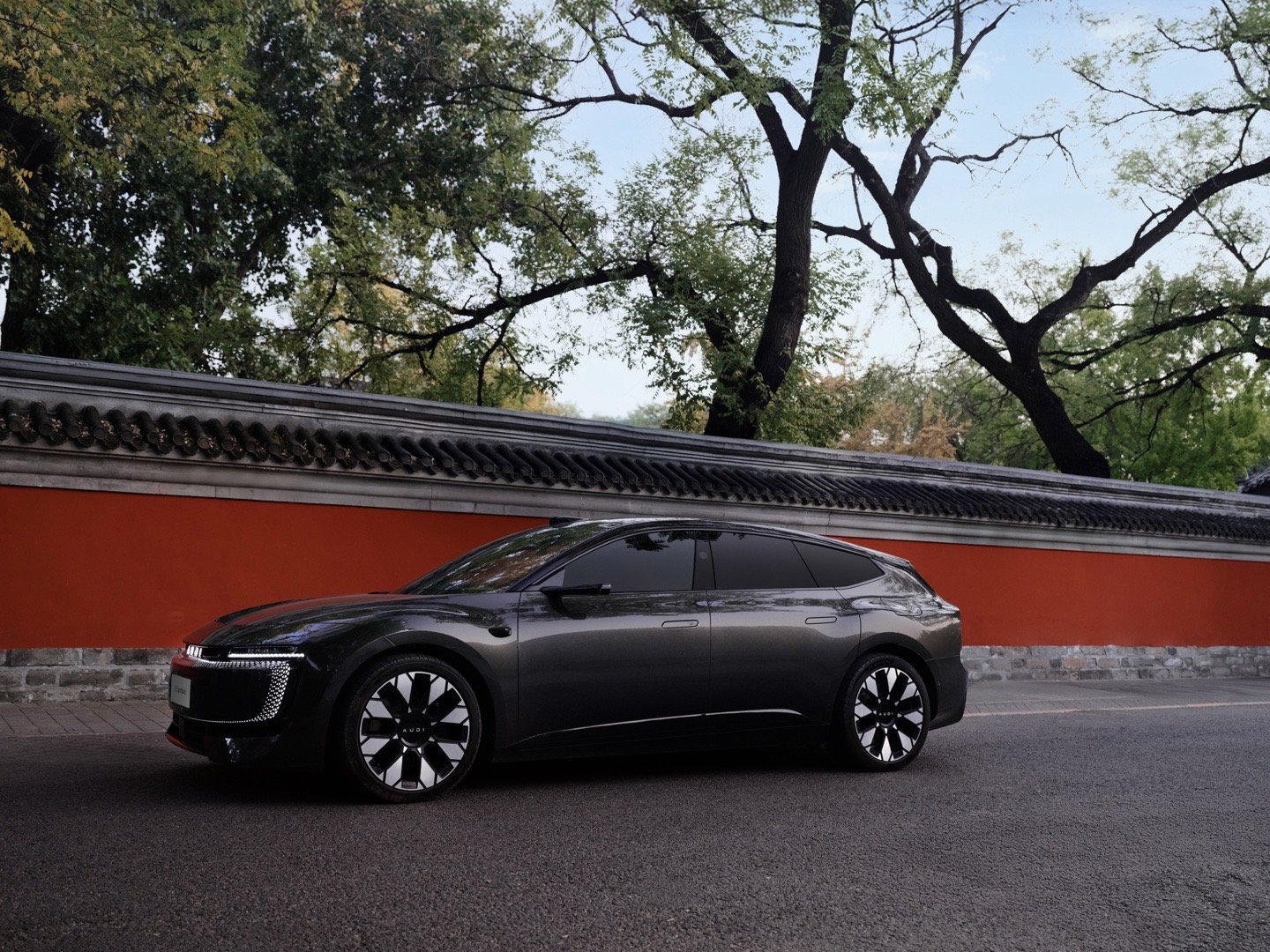 奥迪宋斐明和微博王巍谈双料冠军 奥迪E5 Sportback拿下了2026 CC