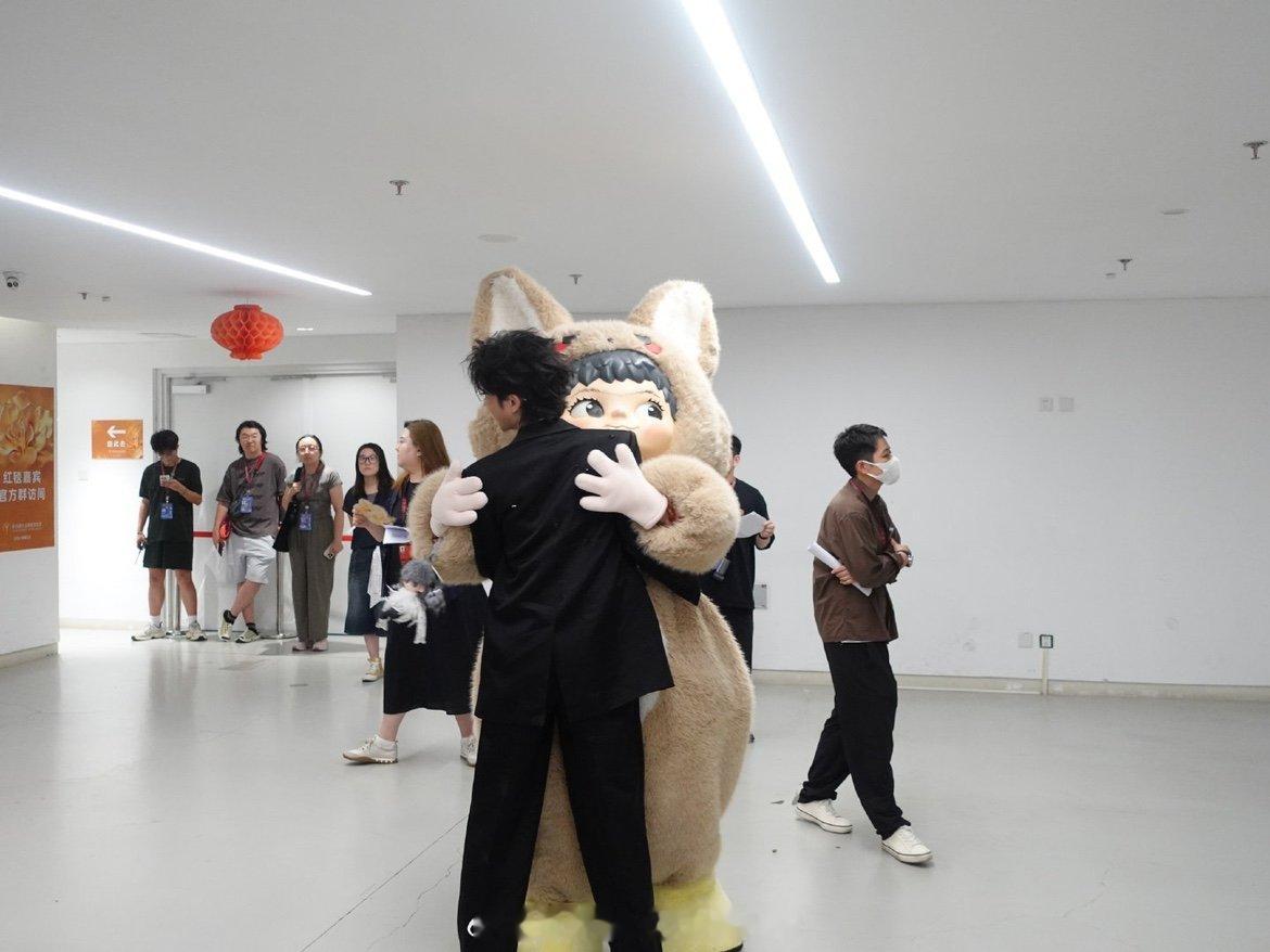 众星在百花奖后台被萌物硬控众星在后台与人偶合影哈哈哈哈众星在百花奖后台被萌物硬控