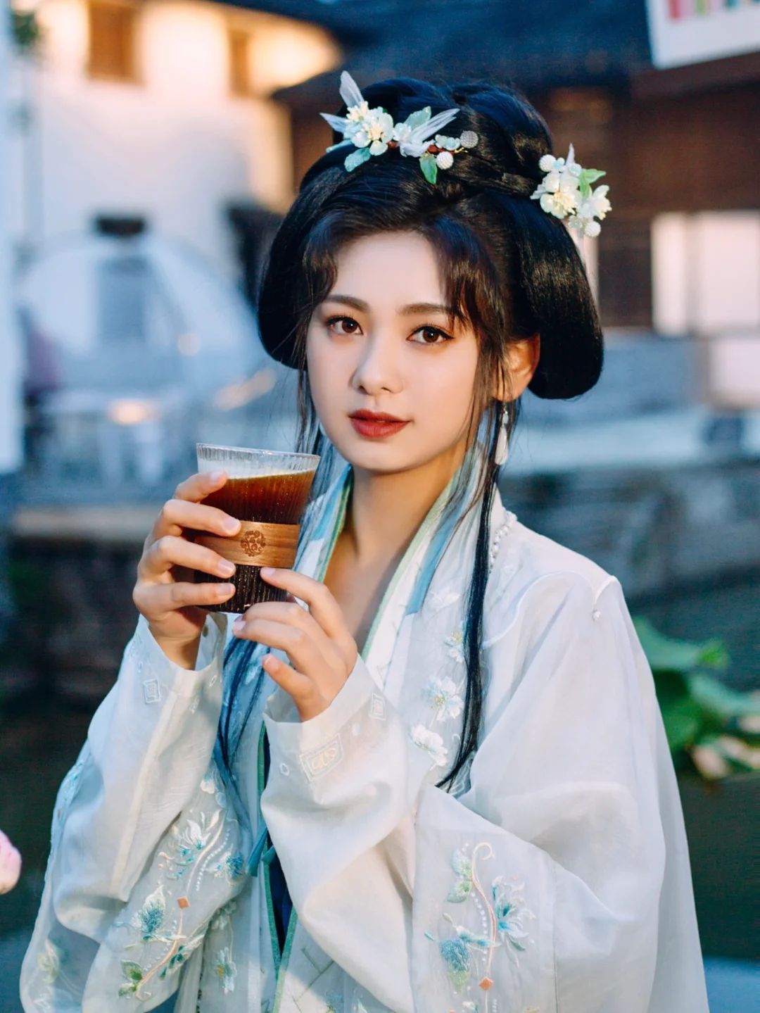 “娴静犹如花照水，行动好比风扶柳”