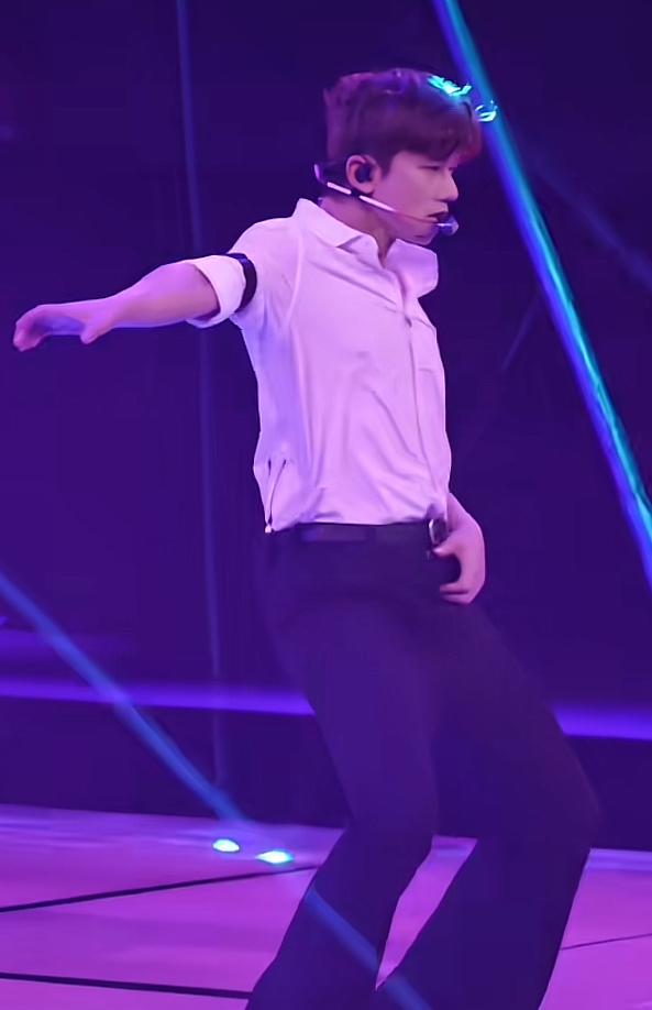 其实，张杰完全没必要执着于跳舞的，只要好好唱歌就行了。

他的核心优势就是他的嗓