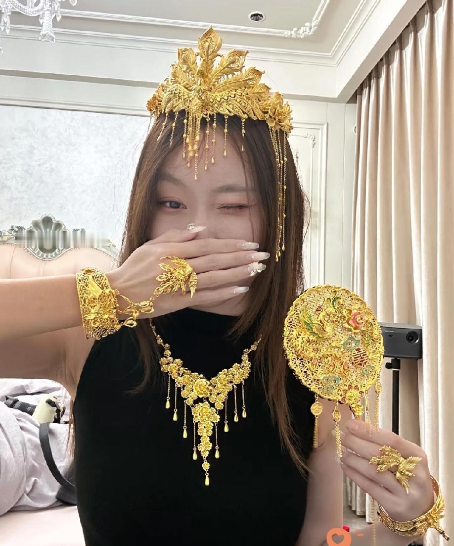 金价涨到630一克，县城婚宴桌上，新娘头上的凤冠比婚纱还亮。
不是她爱戴，是婆家