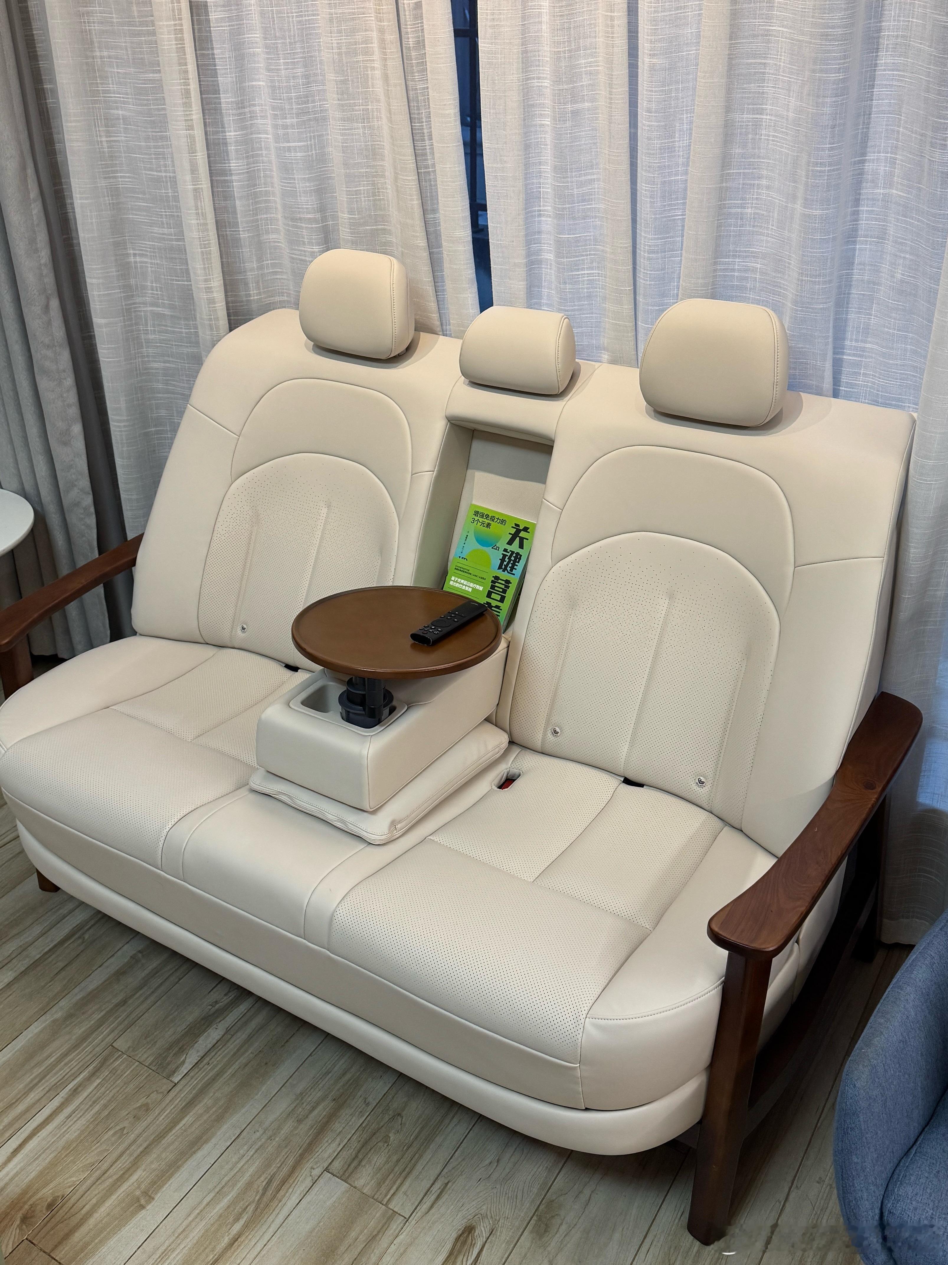 东风日产N6的云毯沙发已经成了我们家客厅C位主力沙发了～东风日产n6大电池超舒适