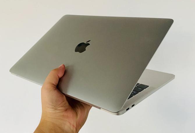 过来人建议，没有硬性需求就不要买MacBook Pro，强的地方强但不好的地方也