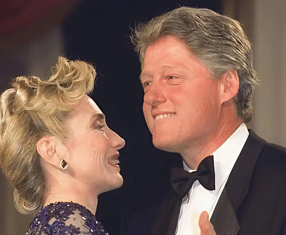 克林顿和希拉里这操作，看不懂了！
为何？
据美媒的最新信息，克林顿和希拉里愿意2